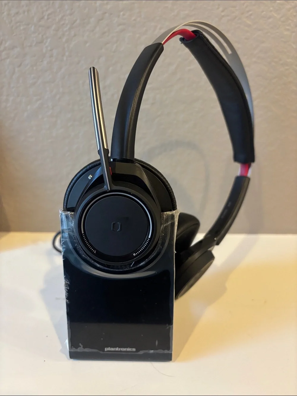 Plantronics Voyager Focus UC B82 Black Wireless Headset w/ Charge Stand & Case